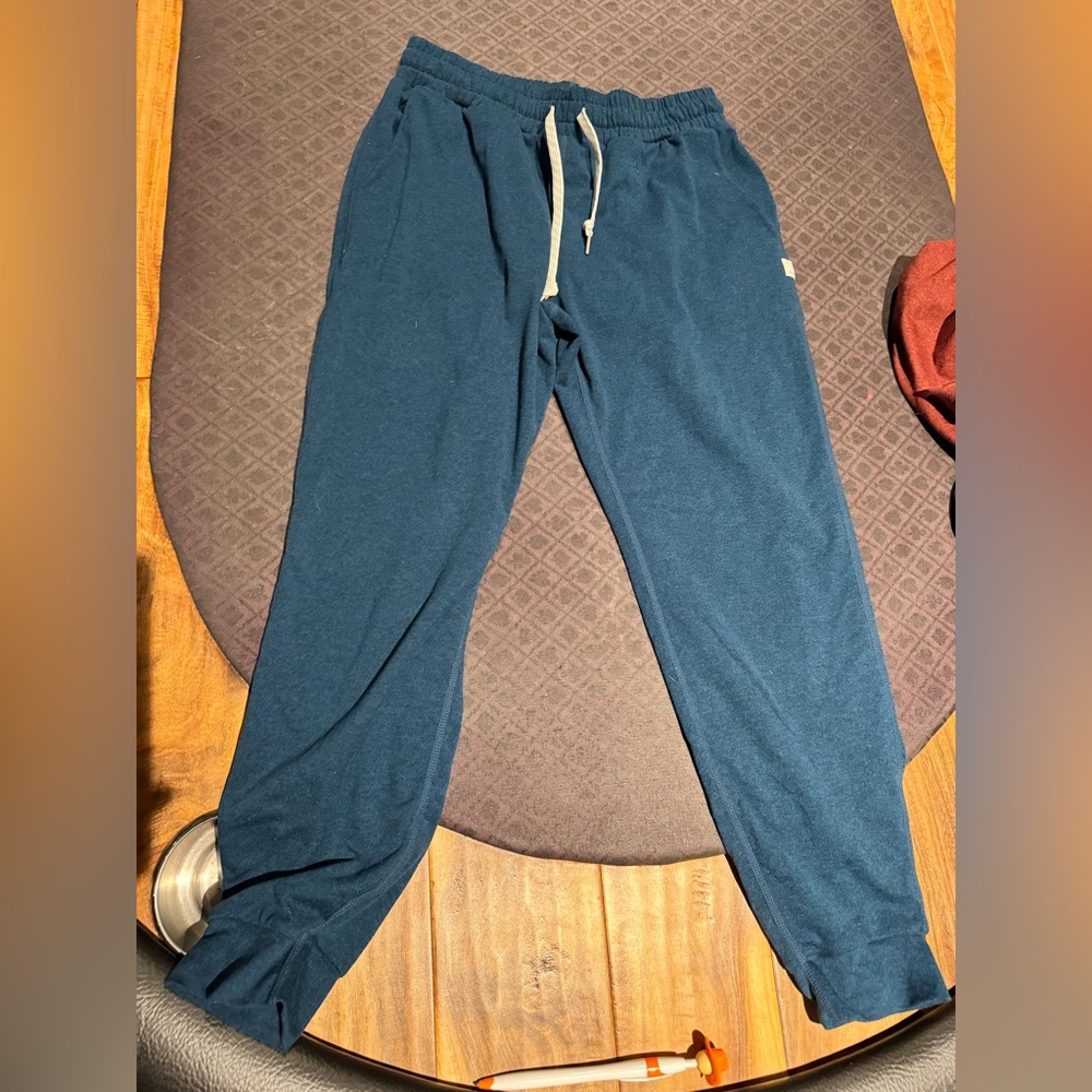 Like new Vuori performance deep turquoise color joggers
